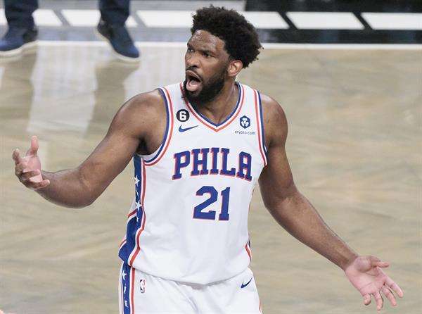 Joel Embiid, pívot estrella de los 76ers de Filadelfia, fue registrado este jueves, 20 de abril, al reaccionar durante un partido de los 'playoff' de la Conferencia Este de la NBA, contra los Nets de Brooklyn, en el coliseo Barclays Center, en Brooklyn (Nueva York, EE.UU.). EFEJustin Lane