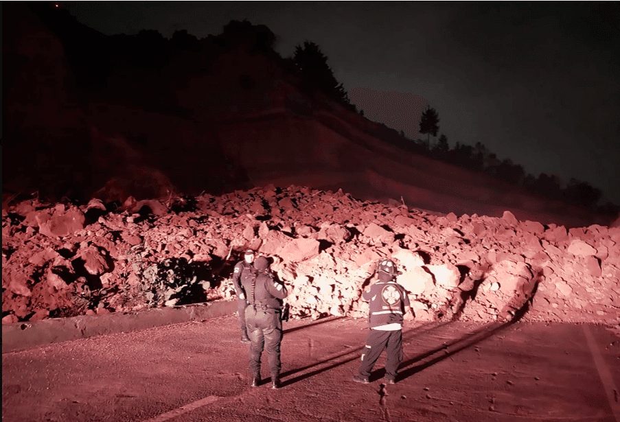 ¿Soterrados? Brigada de rescate de Bomberos inspecciona Libramiento de Chimaltenango por derrumbe