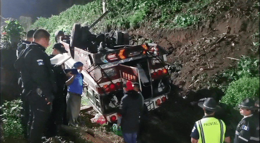 EN VIDEO | Bus sin frenos cae 30 metros en Quetzaltenango, varios muertos y heridos