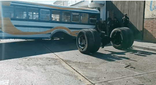 EN VIDEO | Bus pierde llantas traseras e impacta contra vehículo, varios postes y una casa