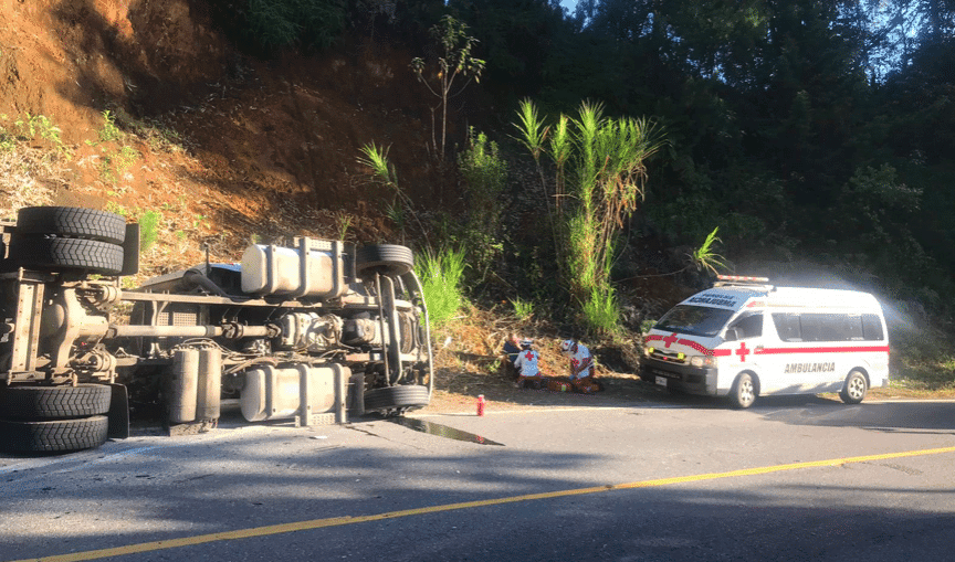 EN VIDEO | Camión vuelca en la curva Biotopo Quetzal en Baja Verapaz