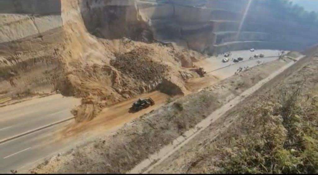 VIDEO | Mandan a Ejército a limpiar derrumbe del Libramiento de Chimaltenango