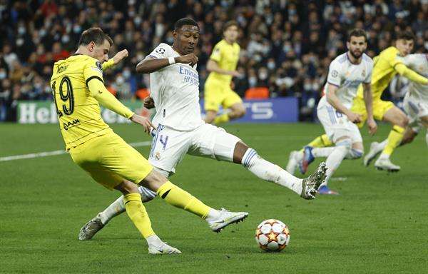 El defensa del Real Madrid David Alaba (R) en acción contra el centrocampista del Chelsea Mason Mount (L), en el estadio Santiago Bernabéu en una foto de archivo de Rodrigo Jiménez. EFE