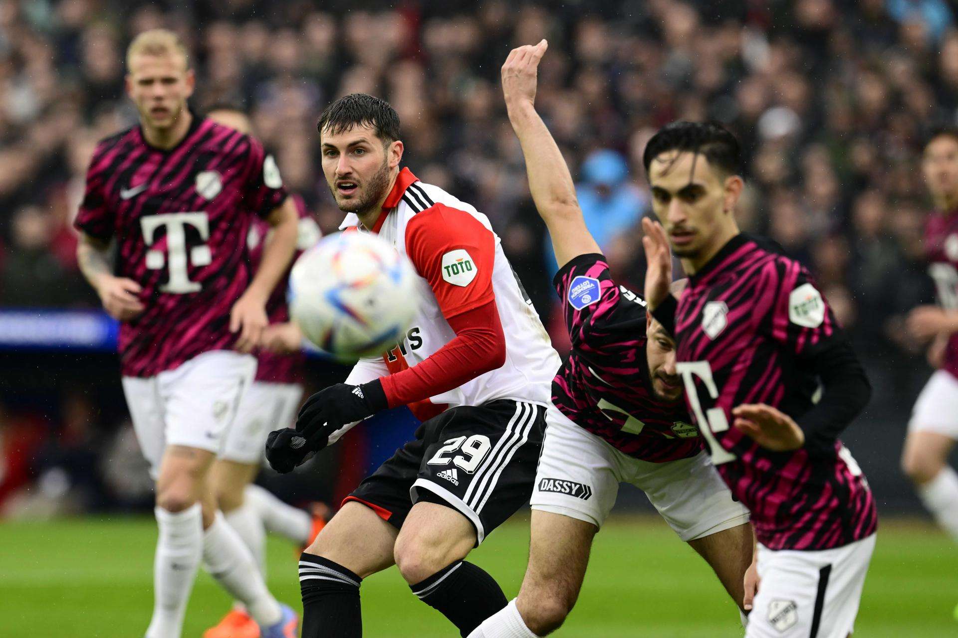 Santi Giménez iguala a Chicharito y Luis García