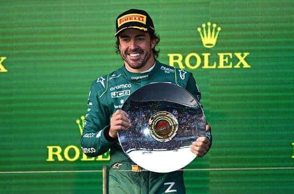 Melbourne (Australia), 02/04/2023.- El español Fernando Alonso (Aston Martin), festeja en el podio su tercer puesto en el Gran Premio de Australia de F1, ganado por El neerlandés Max Verstappen (Red Bull) este domingo, en el circuito de Albert Park de Melbourne. EFE/EPA/JOEL CARRETT