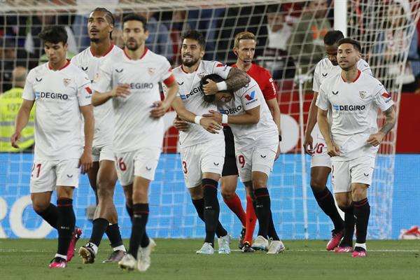 El defensa argentino del Sevilla Marcos Acuña celebra su gol ante el Celta de Vigo durante el partido de Liga en Primera División que Sevilla FC y Celta de Vigo disputan en el estadio Ramón Sánchez-Pizjuán. EFE/José Manuel Vidal