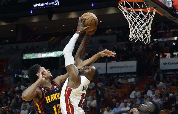El alero de los Atlanta Hawks, De'Andre Hunter (i), comete una falta contra el centro de los Miami Heat, Bam Adebayo (d), durante la segunda mitad del partido de play-in de baloncesto de la NBA entre los Miami Heat y los Atlanta Hawks, hoy, en el Kaseya Center en Miami, Florida (EEUU). EFE/ Rhona Wise