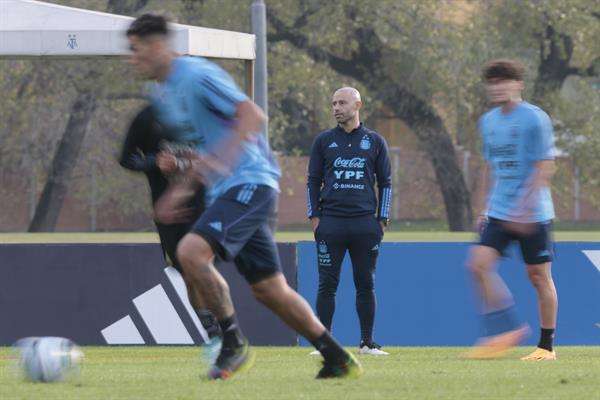 El entrenador de la selección sub-20 de Argentina Javier Mascherano observa un entrenamiento este 9 de mayo de 2023, en el predio de la AFA en Ezeiza (Argentina). Argentina enfrentará a República Dominicana en un partido amistoso como parte de su preparación para la Copa Mundial de Fútbol Sub-20. EFE/ Juan Ignacio Roncoroni