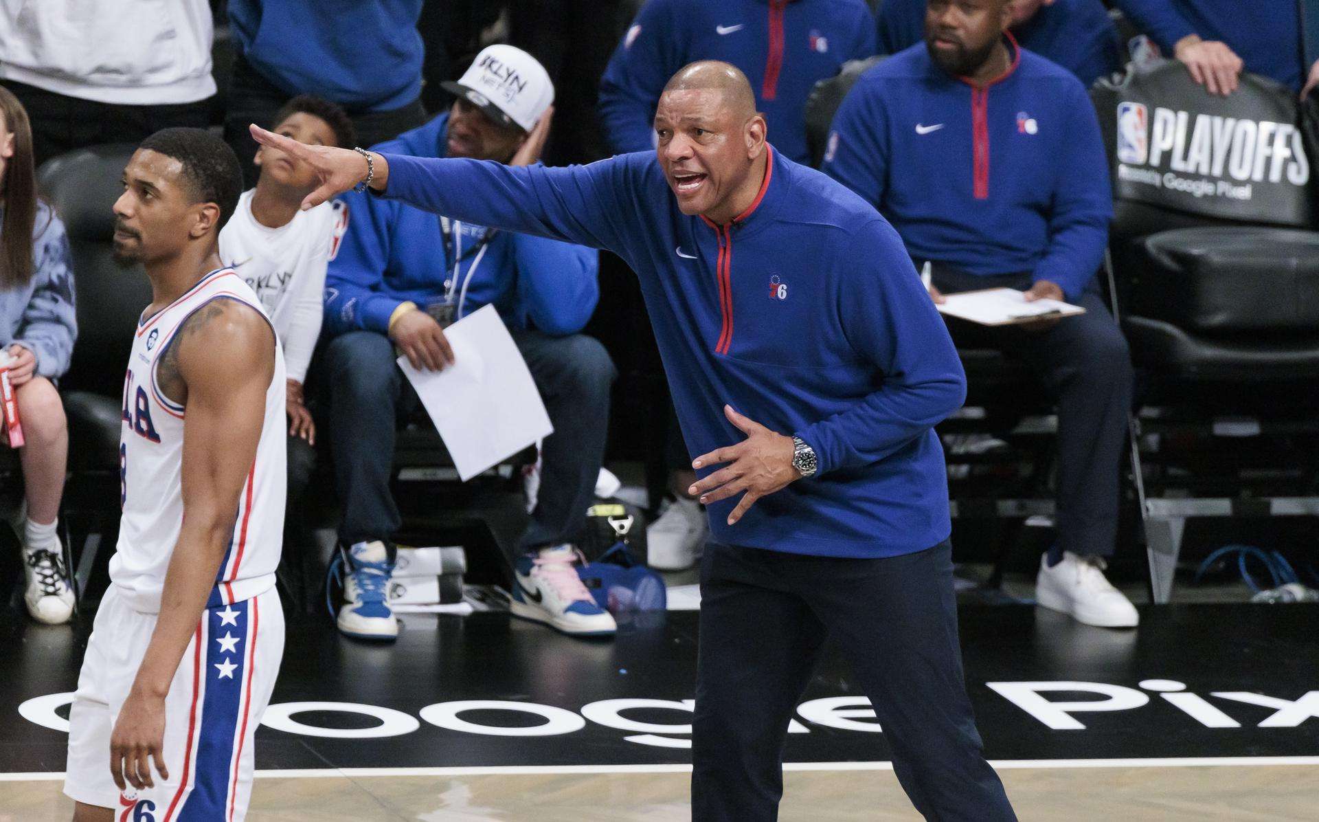76ers despiden al entrenador Doc Rivers