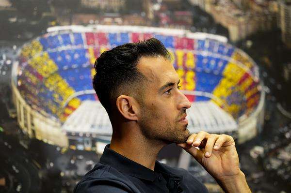 El capitán del Barcelona, Sergio Busquets, posa durante la entrevista con EFE en la apuesta por una última aventura en el extranjero antes de colgar las botas y en la que repasa su carrera como azulgrana y adelanta que, tras su retirada, le gustaría formarse como entrenador e iniciar una nueva etapa en los banquillos. EFE/ Enric Fontcuberta