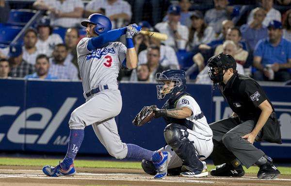 Fotografía de archivo en la que se registró al beisbolista estadounidense Chris Taylor (i), parador en corto de los Dodgers de Los Ángeles, quien aportó un jonrón de 2 carreras en el triunfo a domicilio de su equipo 1-2 sobre los Padres de San Diego en la MLB. EFE/Miguel Sierr