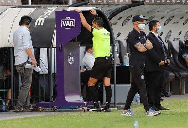 Fotografía de archivo en la que se registró a un árbitro de fútbol al revisar una jugada en el sistema de Video Asistencia Arbitral - VAR, en Asunción (Paraguay). EFE/Nathalia Aguilar