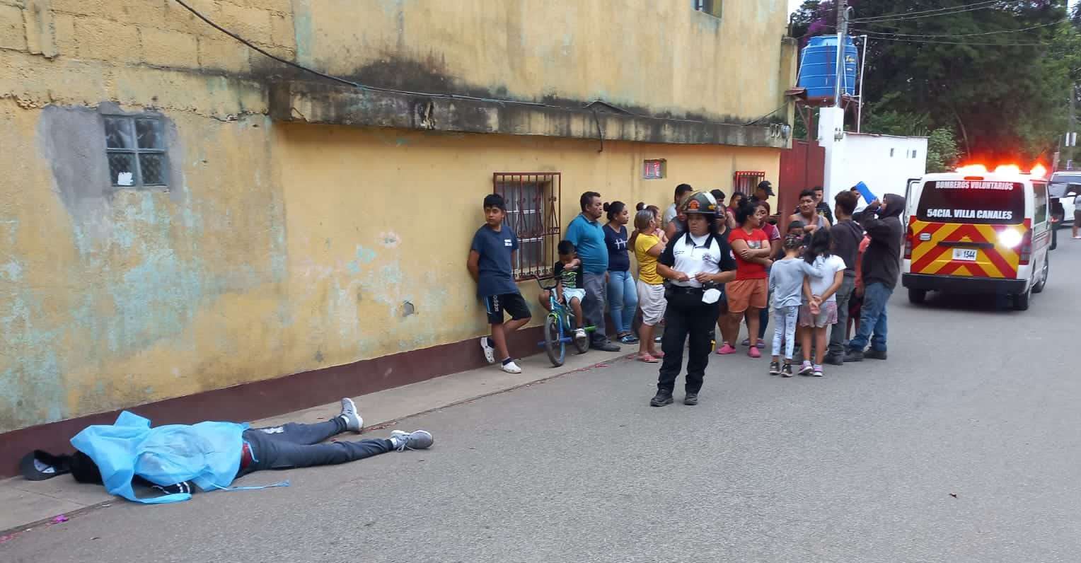 un adolescente con varias heridas de bala