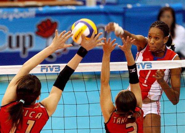 La cubana Yumilka Ruiz (d), en una fotografía de archivo. EFE/Robert Gilhooly