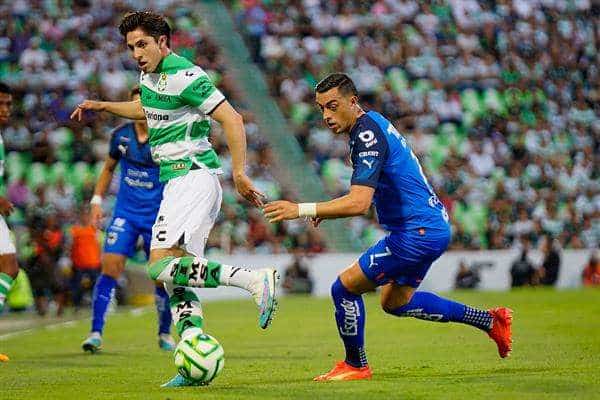 Alan Cervantes (i) del Santos, disputa hoy el balón contra Rogelio Funes Mori (d) del Monterrey en un partido por los cuartos de final del torneo Clausura 2023 de la Liga MX, en el estadio Corona, de la ciudad de Torreón (México). EFE/Víctor Cruz