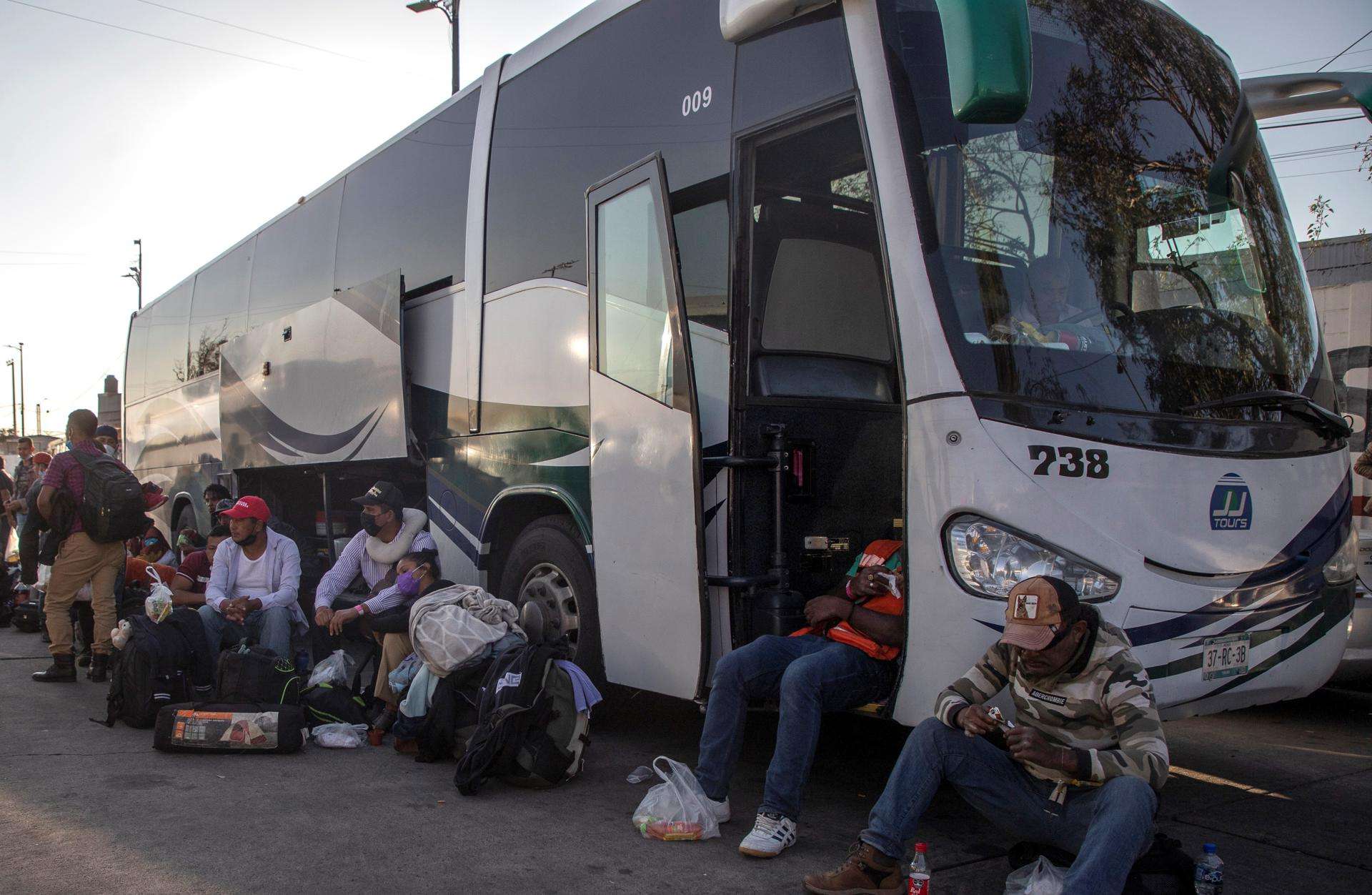 México entrega tarjetas por razones humanitaria a migrantes secuestrados en norte del país