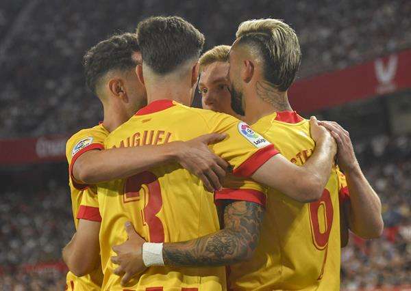El delantero del Girona Valentín Castellanos celebra con sus compañeros tras marcar el segundo gol ante el Sevilla, durante el partido de LaLiga Santander de fútbol que Sevilla FC y Girona FC disputan en el estadio Ramón Sánchez-Pizjúan. EFE/Raúl Caro