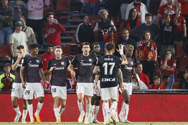 Los jugadores del Athletic celebran el gol ante el Mallorca, durante el partido correspondiente a la jornada 32 de LaLiga Santander que RCD Mallorca y Athletic Club de Bilbao han disputado en el Visit Mallorca Estadi de Palma de Mallorca. EFE/Cati Cladera