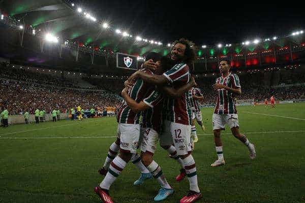 Jugadores del Fluminense de Brasil fueron registrados este martes, 2 de mayo, al celebra un gol que le anotaron al River Plate de Argentina, durante un partido del grupo D de la Copa Libertadores, en el estadio Maracaná, en Río de Janeiro (Brasil). EFE/Andre Coelho