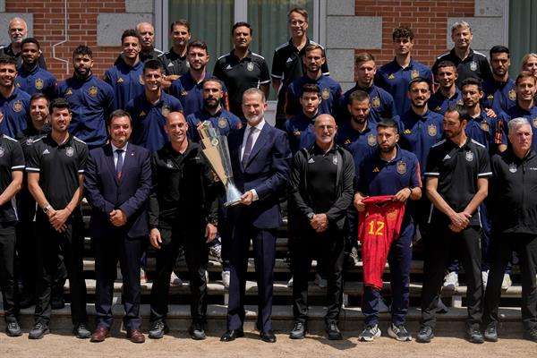El Rey de España recibe en audiencia a la selección española tras lograr el título de la Liga de Naciones en Róterdam ante Croacia, anoche por penaltis, en una recepción en la que los internacionales entregaron el trofeo al monarca y le obsequiaron con una camiseta del equipo con su nombre y el número doce a la espalda. EFE/Borja Sánchez-Trillo