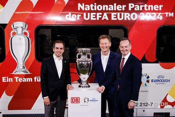 Philipp Lahm, Director del Torneo de la UEFA EURO 2024, el CEO de Deutsche Bahn (DB) Richard Lutz y el Ministro alemán de Transporte y Asuntos Digitales Volker Wissing posan con la Copa de la UEFA para los medios de comunicación durante un evento de prensa sobre la presentación de la asociación Deutsche Bahn y la UEFA, en Berlín, Alemania. EFE/EPA/CLEMENS BILAN