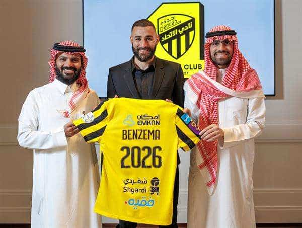 Karim Benzema firma con el Al Ittihad. EFE