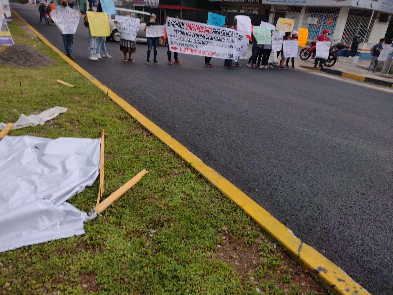 URGENTE | Padres de familia bloquean Vista hermosa para exigir maestros