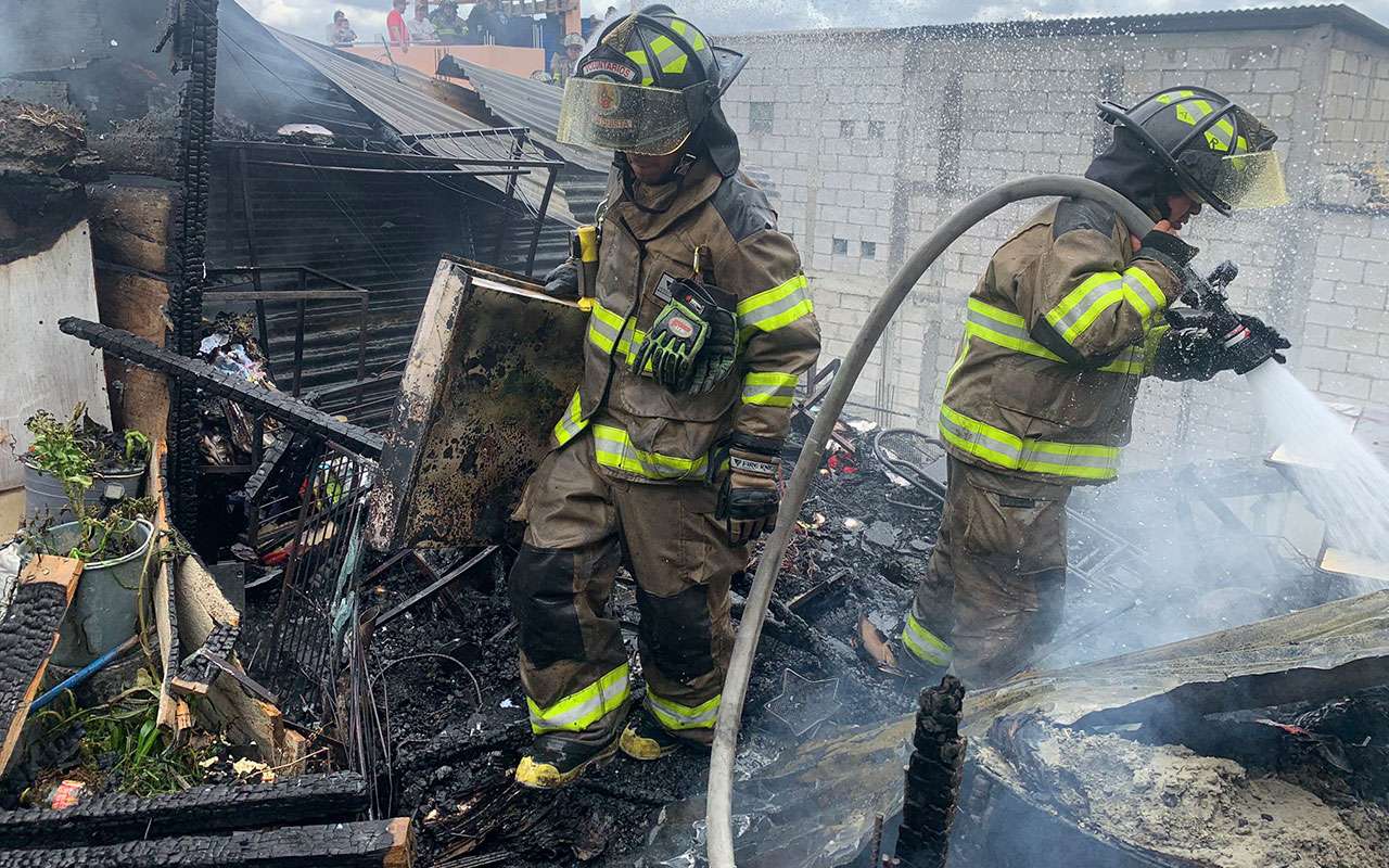 Bomberos controlan incendio en zona 7 de Mixco