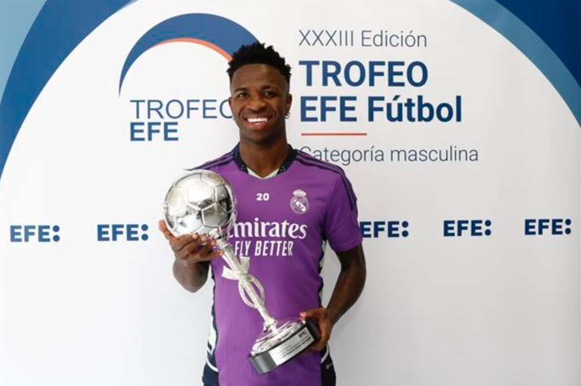 El jugador brasileño del Real Madrid Vinícius Junior posa con el XXXIII Trofeo EFE al mejor jugador Iberoamericano. EFE/Real Madrid