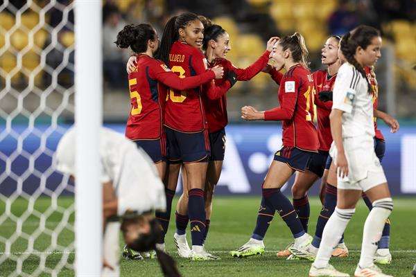 Esther Gonzalez, de España, Spain (C), celebra su gol en el partido ante Costa Rica. EFE/EPA/RITCHIE B. TONGO