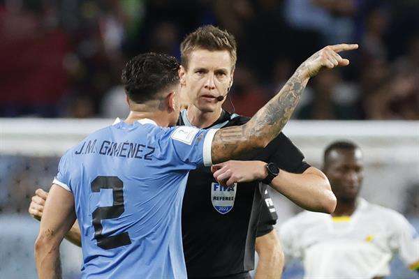 Josema Giménez (i) de Uruguay le reclama al árbitro alemán Daniel Siebert durtante un partido de la fase de grupos del Mundial de Fútbol Qatar 2022 entre Ghana y Uruguay en el estadio Al-Janoub, en Al-Wakrah (Catar). EFE/ Esteban Biba