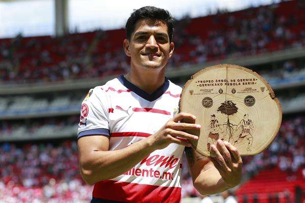 Jesús Sánchez del Guadalajara celebra tras ganar hoy, al finalizar un partido del trofeo Árbol de Gernika disputado en el Estadio Akron, en Guadalajara (México). EFE/ Francisco Guasco