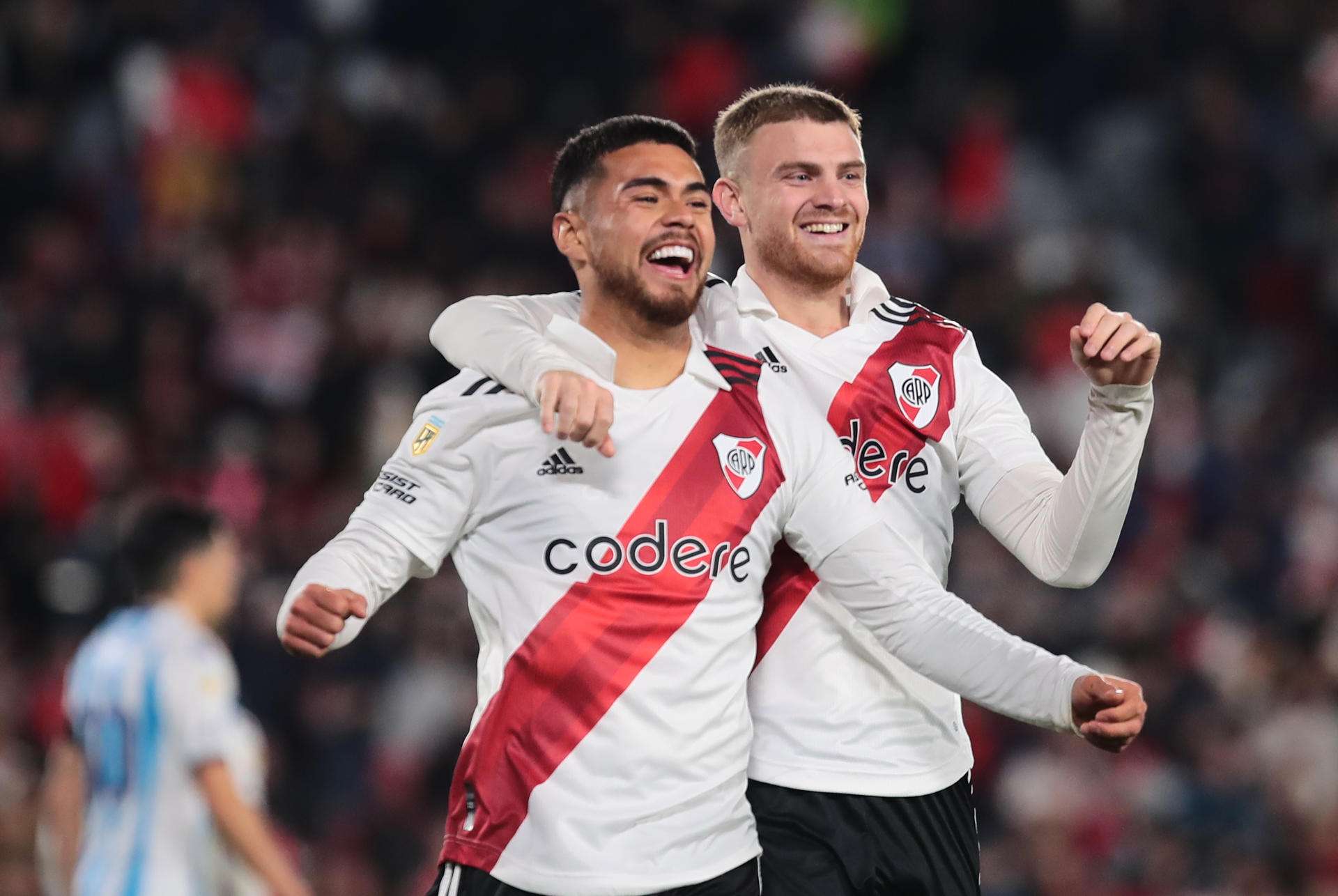 River Plate celebra su título y derrota a Racing en la última jornada