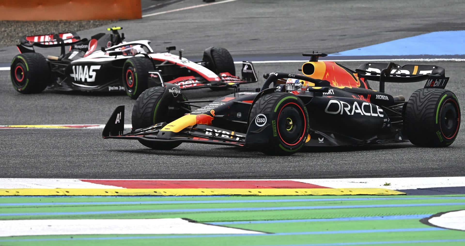 Verstappen gana el sprint de Austria por delante de 'Checo' y de Sainz; Alonso fue quinto