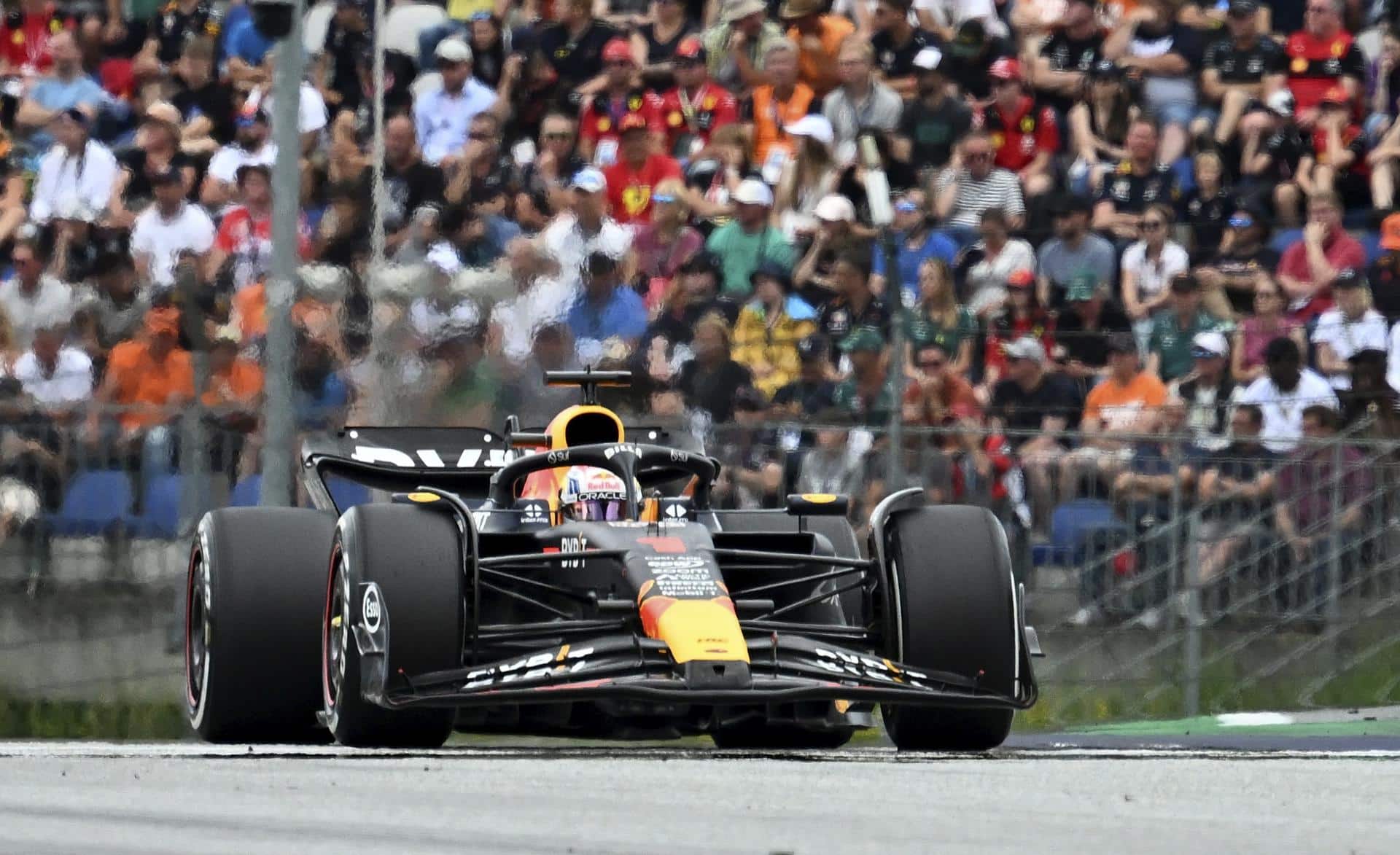 Verstappen más líder al ganar también en Austria