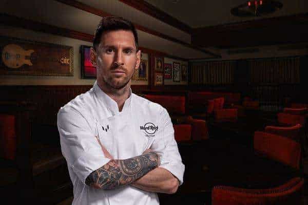 Fotografía cedida por Hard Rock International donde aparece el astro argentino del fútbol Lionel Messi, vestido como chef en promoción del "Made for you by Leo Messi", su sánduche de pollo "estilo milanesa" que está disponible como parte del servicio en la habitación de algunos de los Hard Rock Hotels & Casinos. EFE/ Hard Rock International