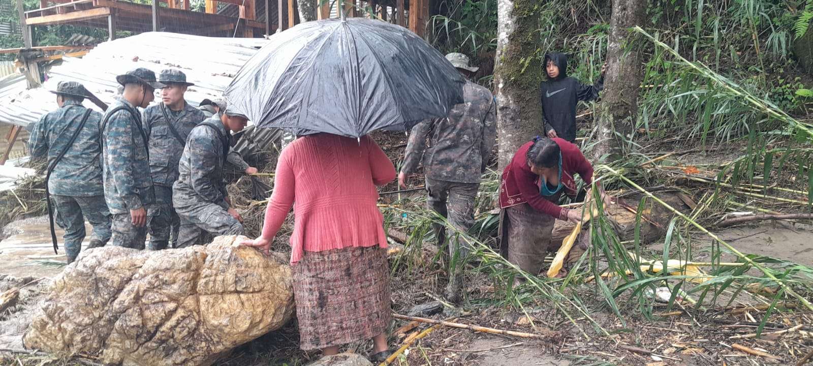 Asimismo, te compartimos fotografías de cómo las personas tienen que abandonar su hogar, ya que la lluvia provocó que abandonen sus casas.