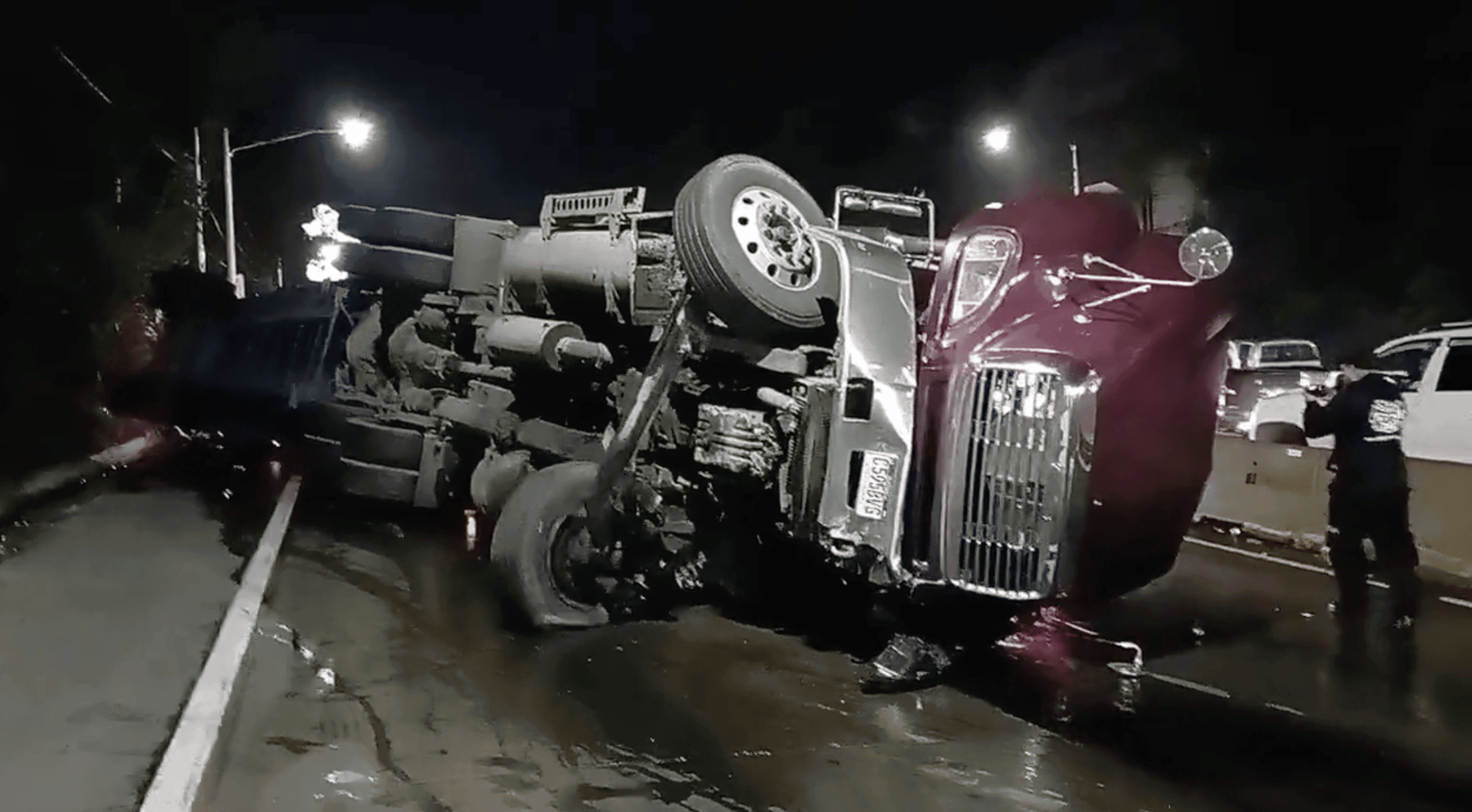 Tráiler volcado en Villa Lobos