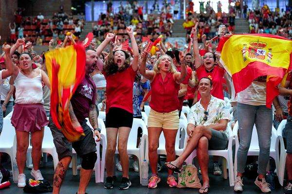 Seguidores de la selección española celebran el primer gol de España en el pabellón de la Vall d'Hebron donde siguen la final del Mundial de Fútbol femenina en Barcelona. EFE/Alejandro García