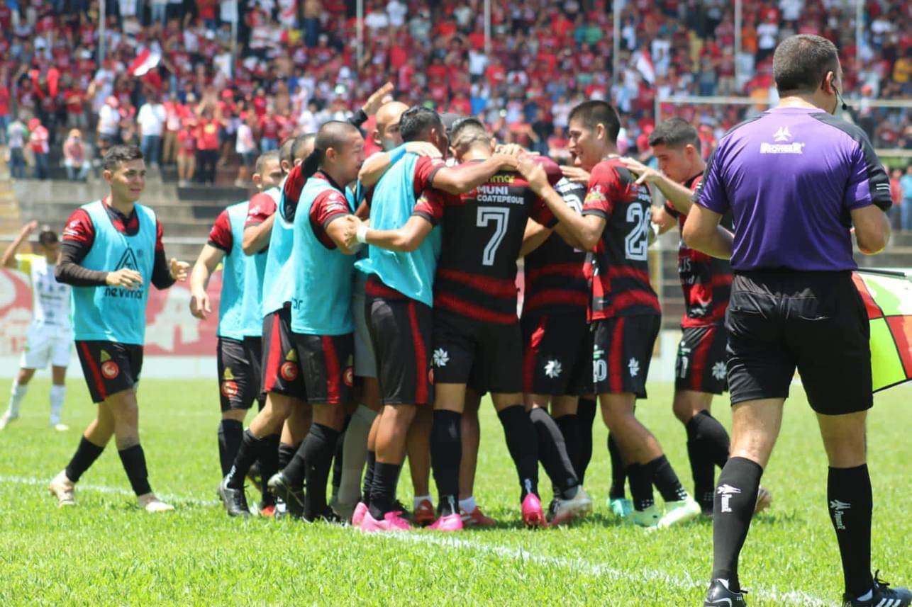 Goleada de Coatepeque a Xinabajul con doblete de Denilson Ocaheta