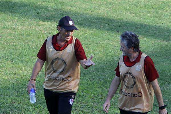Pedro Troglio (i) director técnico del Olimpia junto a su asistente Pablo Martín (d) hoy, durante un partido por el campeonato de Liga Nacional de Honduras disputado en el estadio Yankel Rosenthal de San Pedro Sula (Honduras). EFE/José Valle