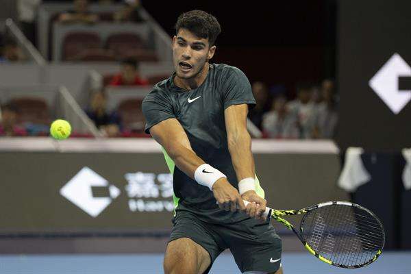Carlos Alcaraz de España en acción contra Yannick Hanfmann de Alemania durante su primera ronda en el torneo de tenis Abierto de China, en Beijing, China. EFE/EPA/ANDRÉS MARTÍNEZ CASARES