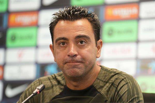 El entrenador del FC Barcelona, Xavi Hernández, durante la rueda de prensa posterior al entrenamiento que el equipo azulgrana ha realizado en la ciudad deportiva Joan Gamper para preparar el partido de LaLiga que disputarán ante el Sevilla. EFE/Enric Fontcuberta.