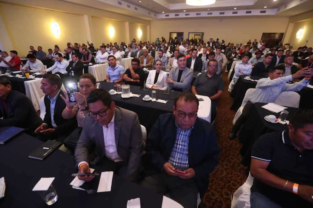 Bernardo Arévalo y Karin Herrera se reunieron con alcaldes electos