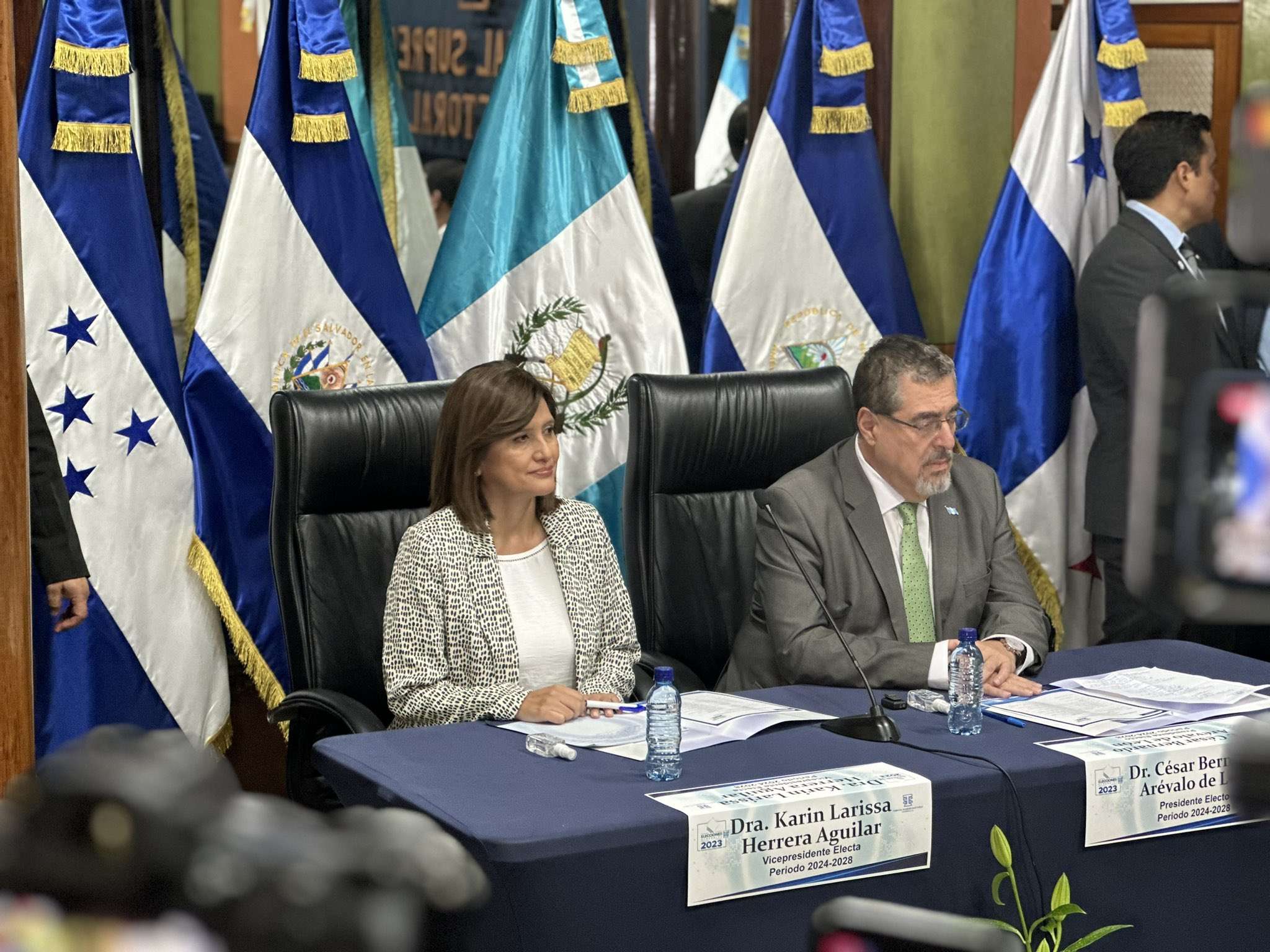 Bernardo Arévalo y Karin Herrera reciben credenciales por el TSE