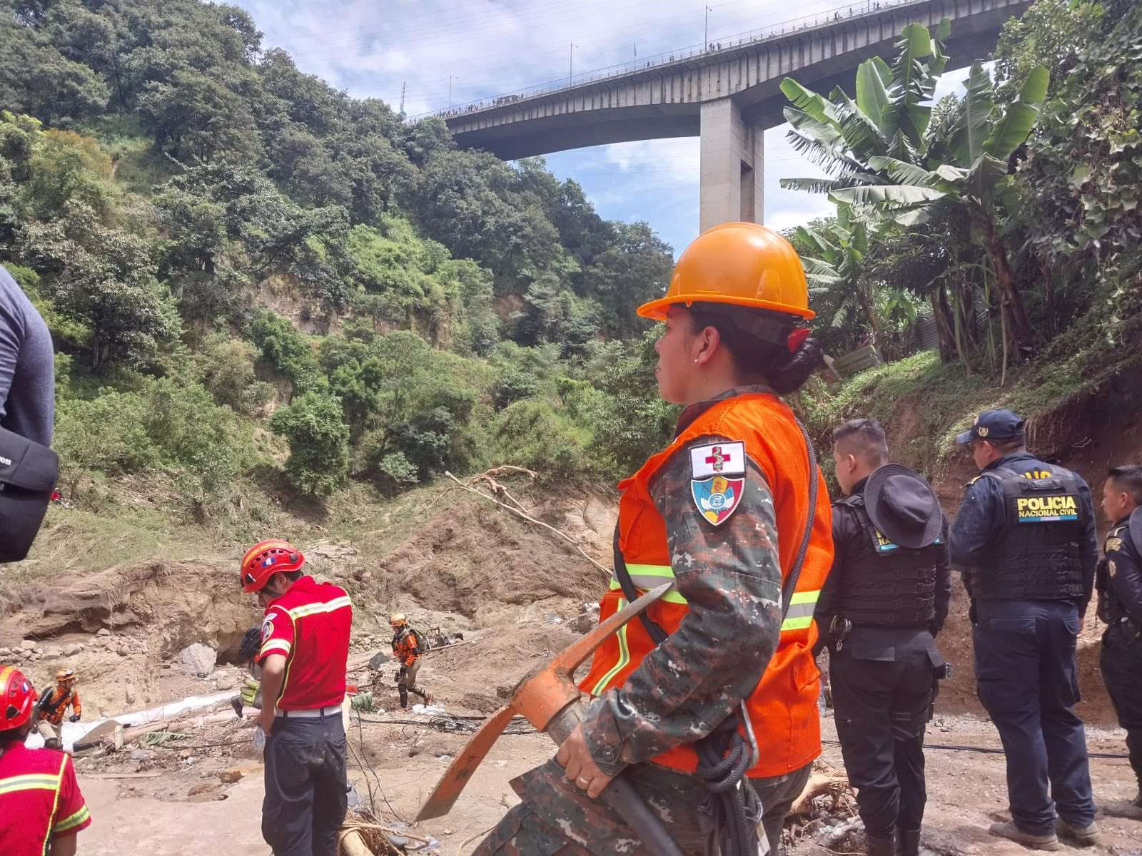 ¿Cuántos elementos han apoyado el trabajo de rescate en el asentamiento Dios es Fiel?