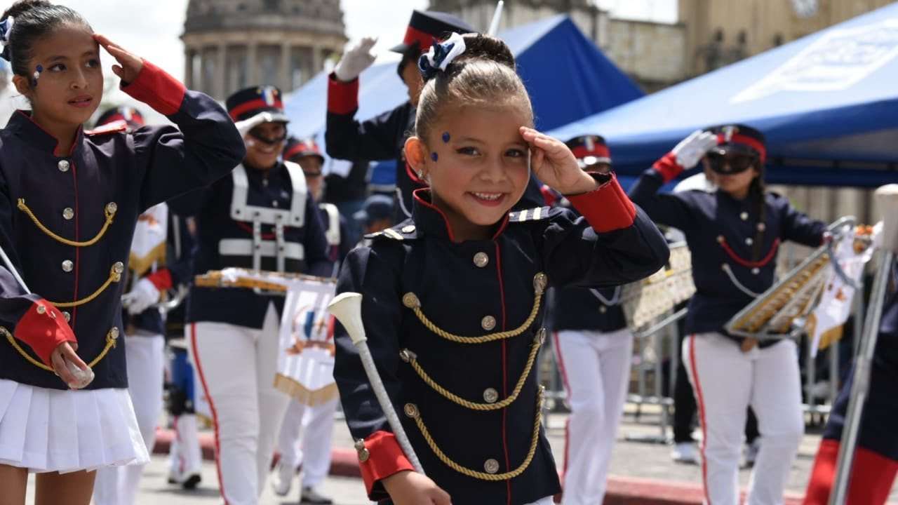 desfile ave santa cecilia y 15 de septiembre