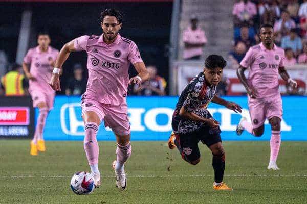 Leonardo Campana (i) del Inter Miami disputa el balón con Frankie Amaya de New York RB, el 26 de agosto de 2023 durante un partido de la MLS. EFE/Ángel Colmenares