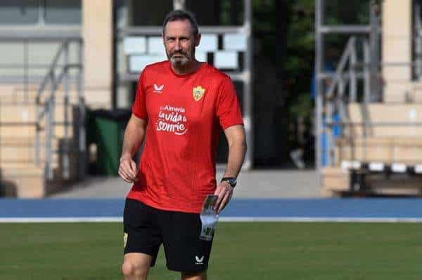 Vicente Moreno, en una fotografía de archivo durante su estancia en el Almería. EFE / Carlos Barba