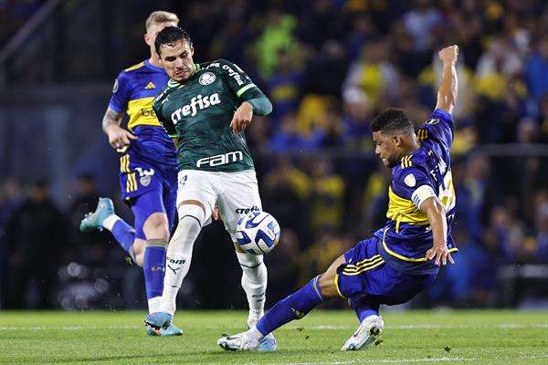 Frank Fabra (d) de Boca disputa un balón con Raphael Veiga de Palmeiras hoy, en un partido de las semifinales de la Copa Libertadores entre Boca Juniors y Palmeiras en el estadio La Bombonera en Buenos Aires (Argentina). EFE/ Juan Ignacio Roncoroni